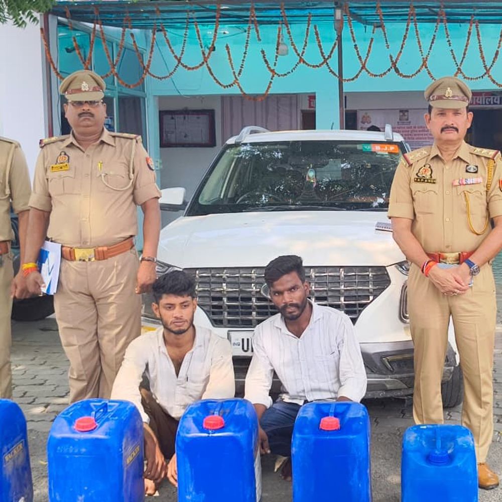 हाईवे पर डीजल चोरी करने वाला गैंग पकड़ा:राजनीतिक झंडा लगी कार से भोर में ट्रकों से निकालते थे डीजल, 50 लीटर बरामद