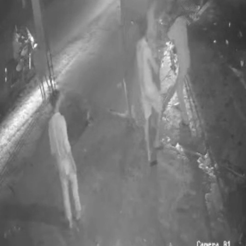 शराब की दुकान के पास पुलिसकर्मियों में मारपीट का VIDEO:बदायूं में डायल-112 के सिपाही और PAC जवान भिड़े, एक सस्पेंड