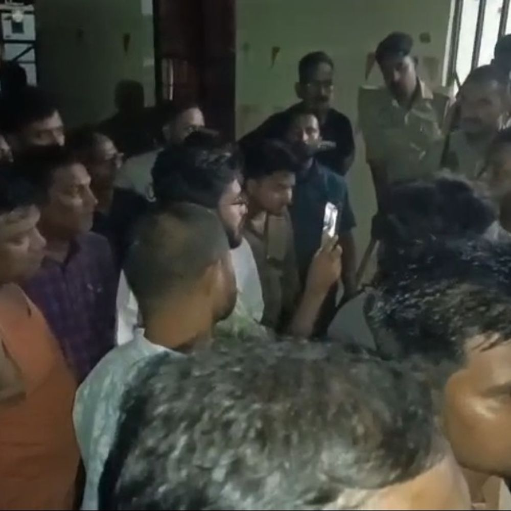 बहराइच में बिजली कटौती से नाराज लोगों का प्रदर्शन:सड़क जाम कर की नारेबाजी, पुलिस ने आश्वासन देकर खुलवाया