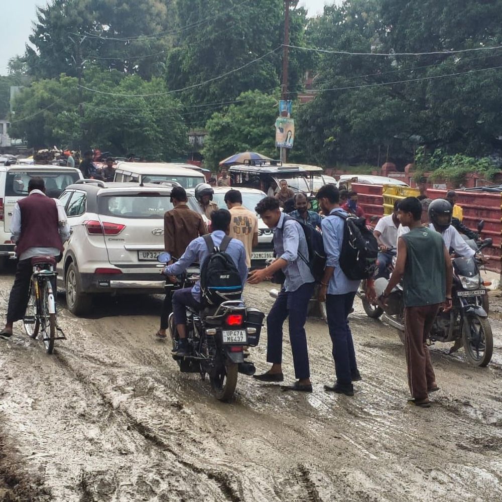 झारखंडी क्रॉसिंग पर कीचड़ में धंस रहे वाहन:रोज लग रहा जाम, निर्माणाधीन ओवरब्रिज के पास सर्विस लेन बदहाल