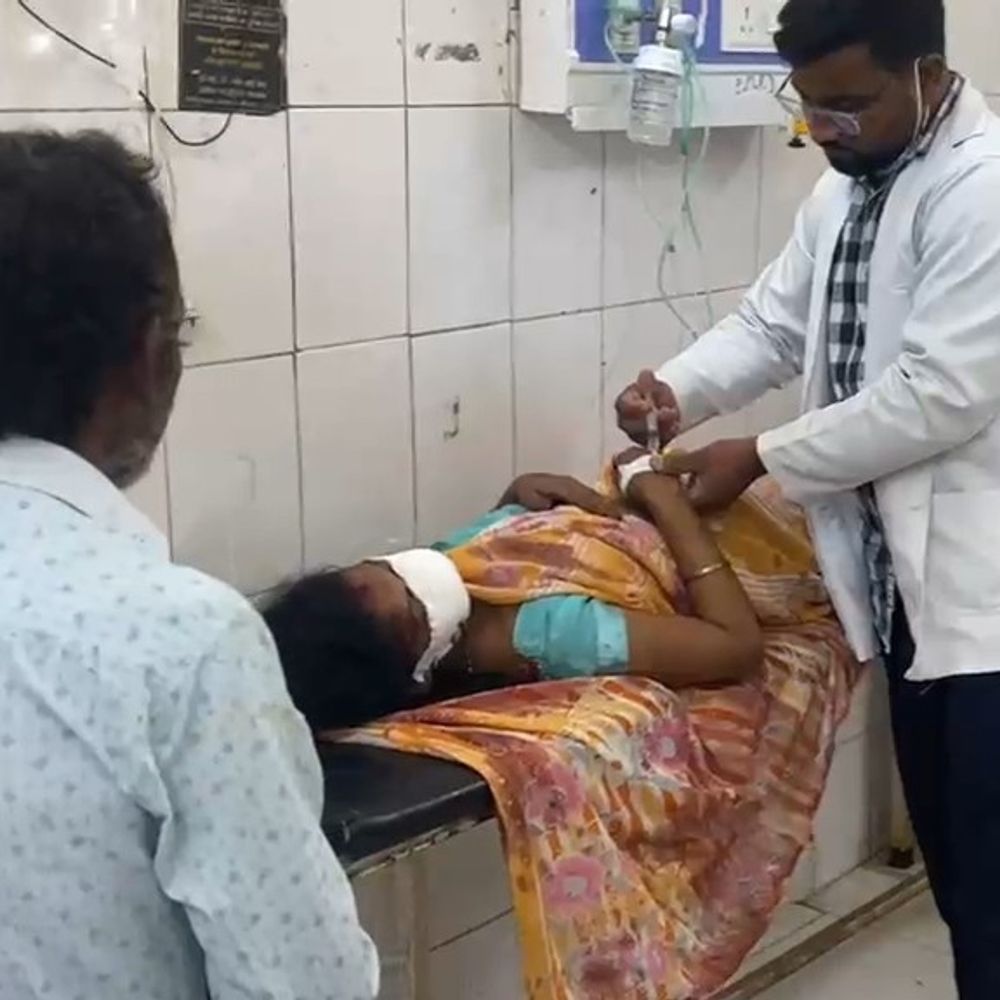 सीतापुर में पति ने महिला की नाक चाकू से काटी:40 साल की महिला 30 साल के प्रेमी के साथ भागी, मारपीट कर पति फरार
