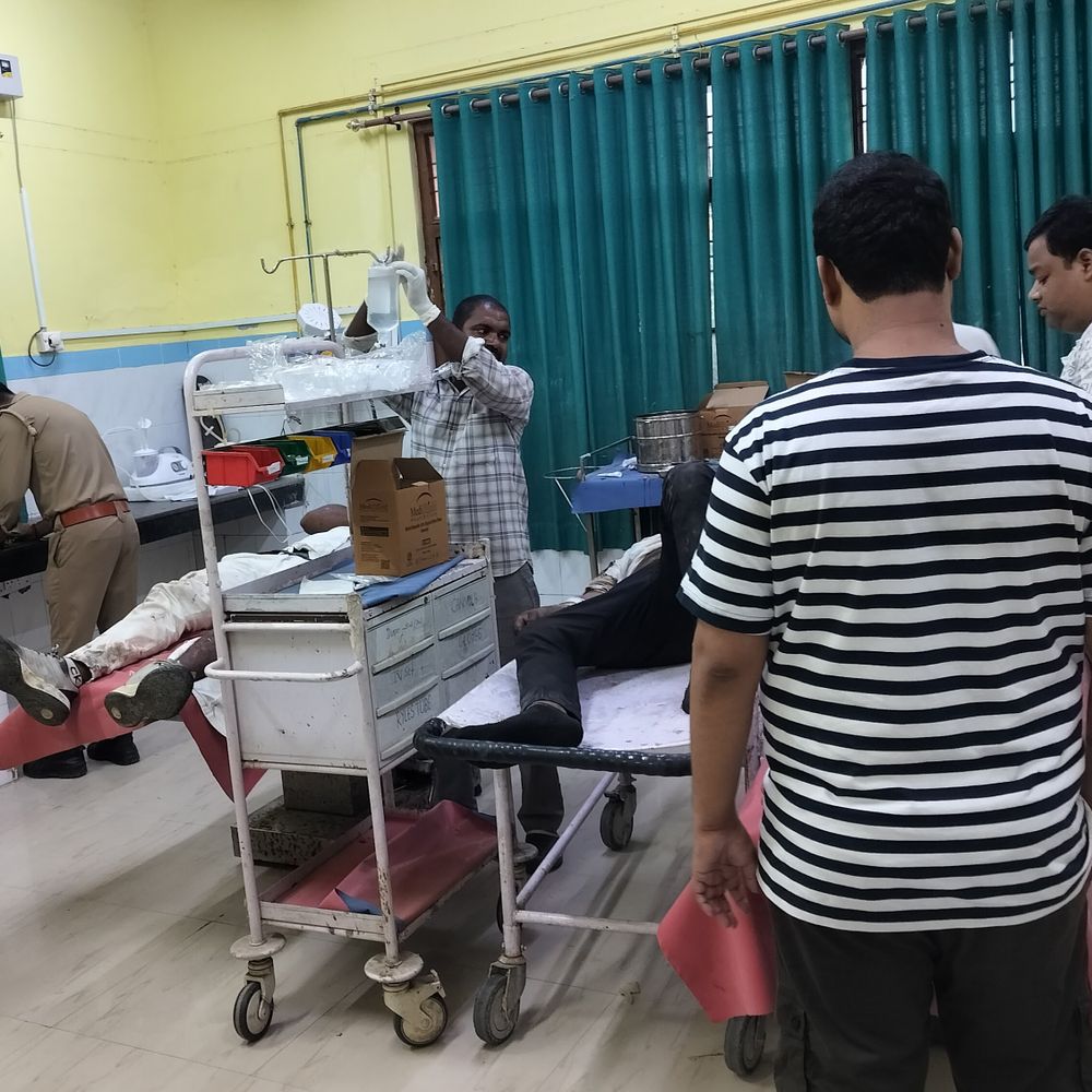 पूर्वांचल एक्सप्रेसवे पर बोलेरो पलटी, युवक की मौत:6 घायल, 4 की हालत गंभीर; लखनऊ से अंबेडकरनगर लौट रहे थे
