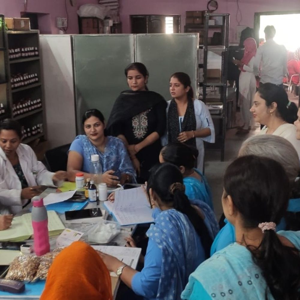 सोनीपत के अस्पताल में तनाव प्रबंधन कार्यक्रम:स्टाफ और ग्रामीणों को दी स्वस्थ जीवनशैली की सलाह, पर्याप्त नींद लेना भी जरूरी