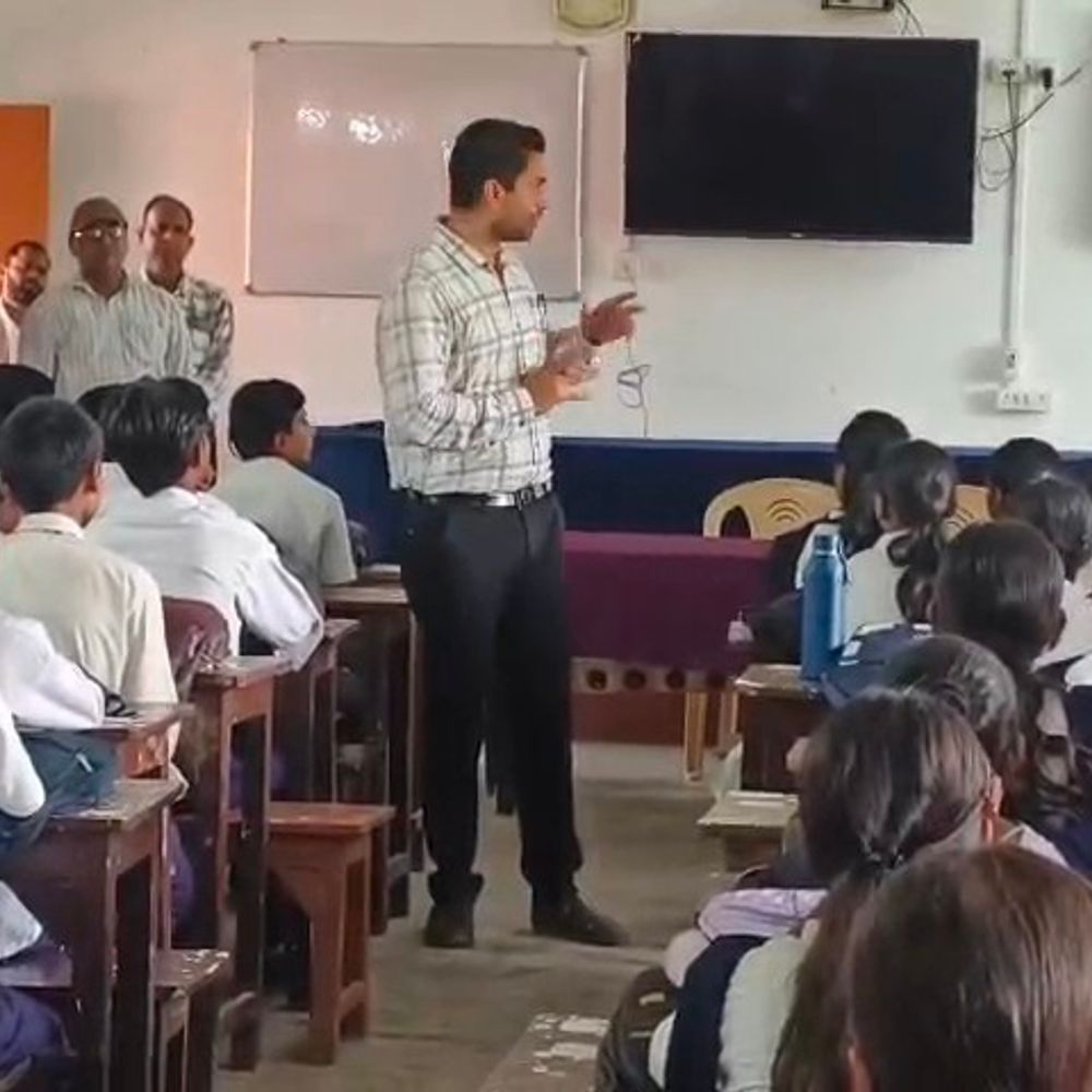 कटिहार के 20 मॉडल स्कूलों में अधिकारी लेंगे क्लास:सप्ताह में एक दिन बच्चों को पढ़ाएंगे, बेहतर शिक्षा और गाइडेंस मिलेगा