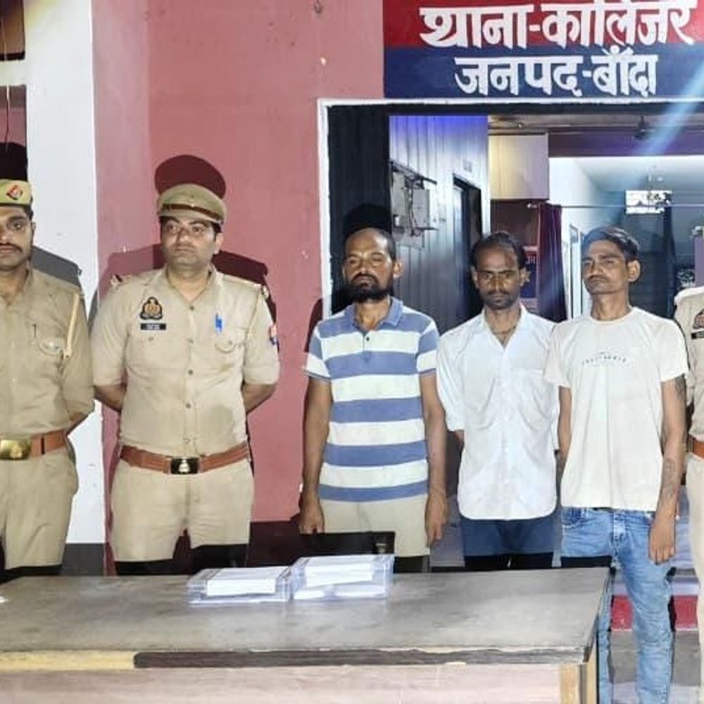बांदा में कालिंजर में जुआ खेलते तीन लोग गिरफ्तार:मौके से 5,145 रुपये नकद और तीन बाइक जब्त, 3 आरोपी फरार