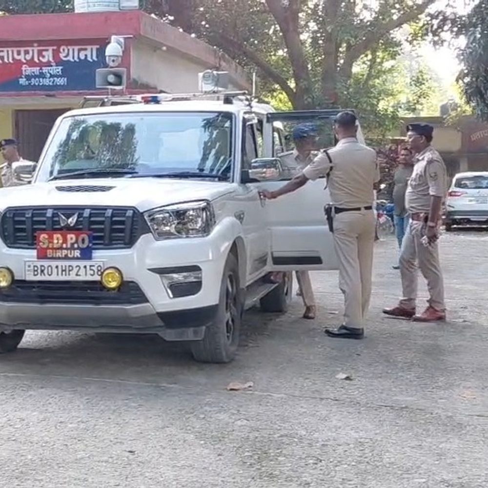 दिल्ली में चोरी के सोने-हीरे के जेवर सुपौल में मिले:जमीन खोदकर निकाला बैग; 4.34 लाख कैश बरामद, आरोपी अनिल फरार