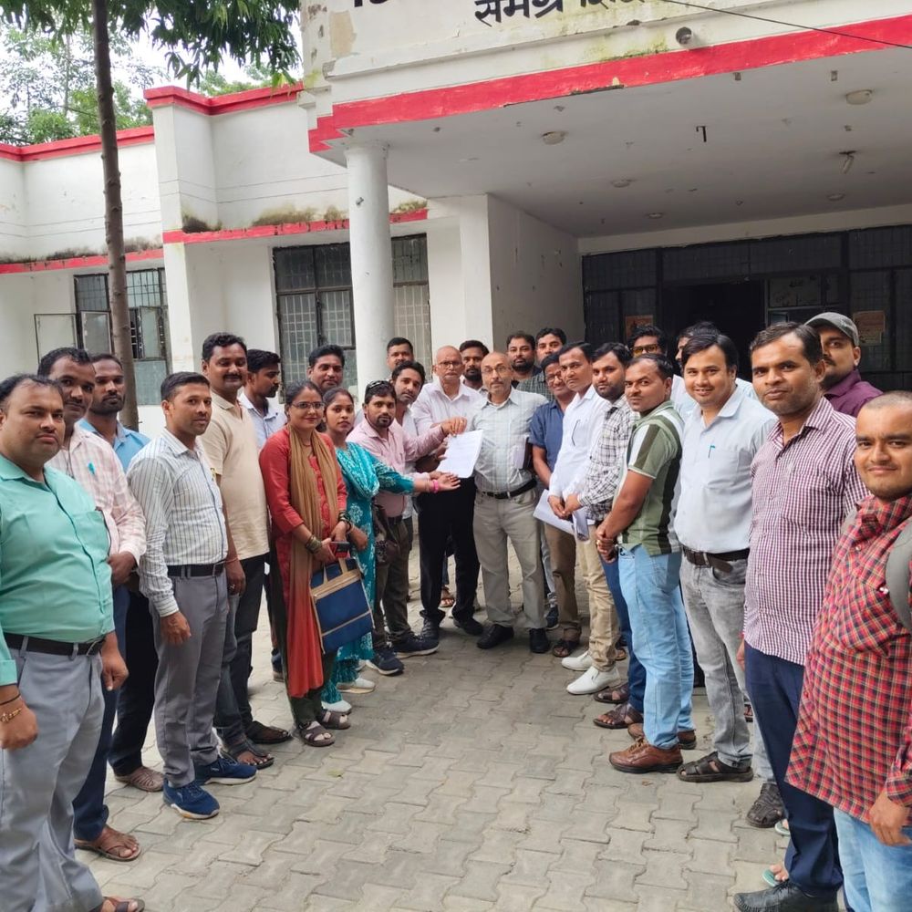 अमेठी में राष्ट्रीय शैक्षिक महासंघ की मांग:ब्रिज कोर्स अनिवार्यता पर जताई चिंता, बीएसए जरिए मंत्री को भेजा ज्ञापन