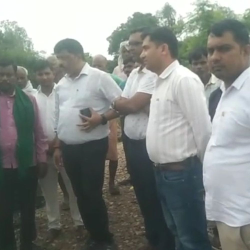 पांच हजार की आबादी के लिए अंडरपास की मांग:84 कोसी परिक्रमा मार्ग पर किसानों का आंदोलन, NHAI के अधिकारियों ने किया मौके का निरीक्षण