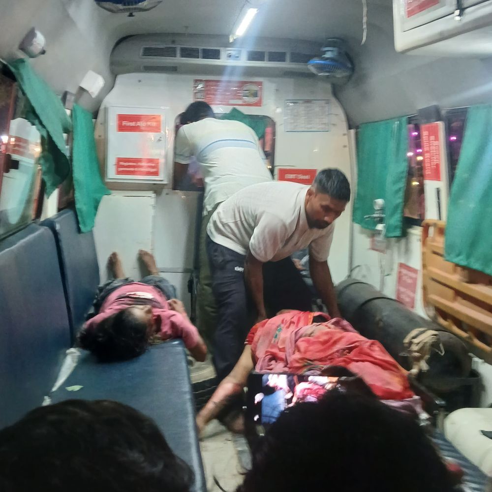 डंपर ने बाइक को पीछे से मारी टक्कर,मां-बेटी की मौत:सुल्तानपुर में 2 घायल, ड्राइवर फरार; जन्माष्टमी का मेला देखकर लौट रहा था परिवार