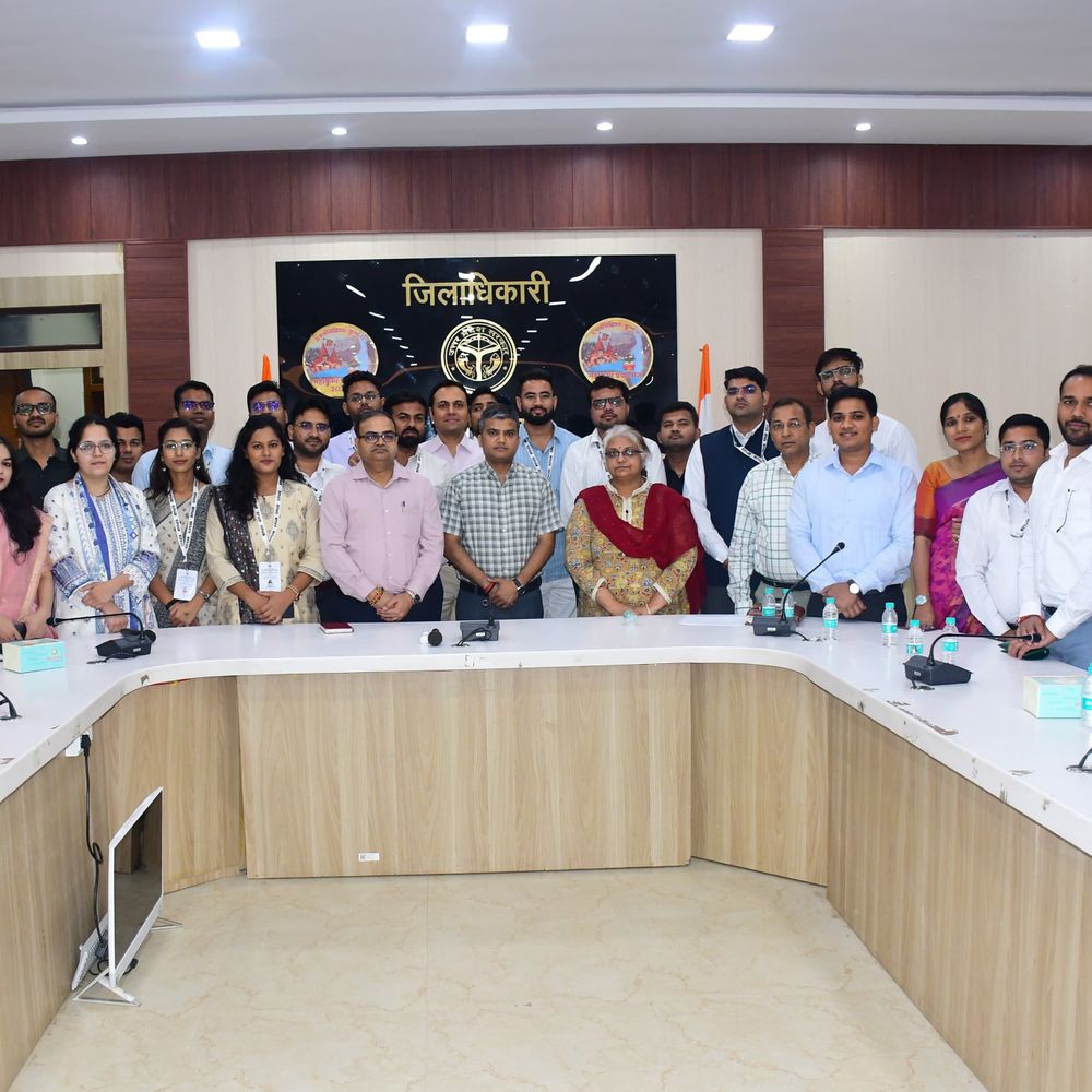 प्रयागराज पहुंचा 47 प्रशिक्षु पीसीएस अफसरों का दल:डीएम ने समझाई प्रशासनिक कार्यप्रणाली, सोमवार को सोनभद्र के लिए होंगे रवाना