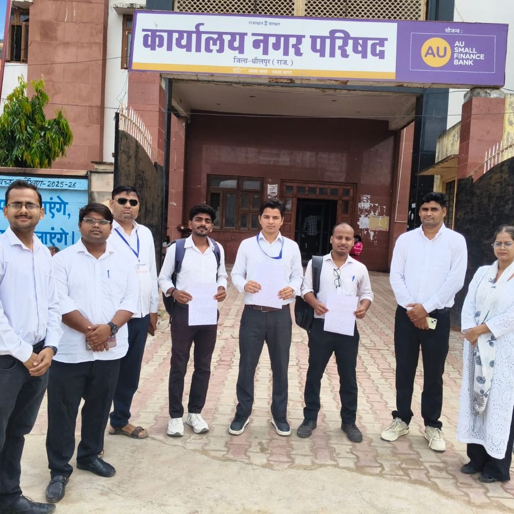 लॉ कॉलेज की सड़क खराब, छात्रों को आने-जाने में परेशानी:नगर परिषद सभापति को ज्ञापन देकर मरम्मत और निर्माण की मांग की