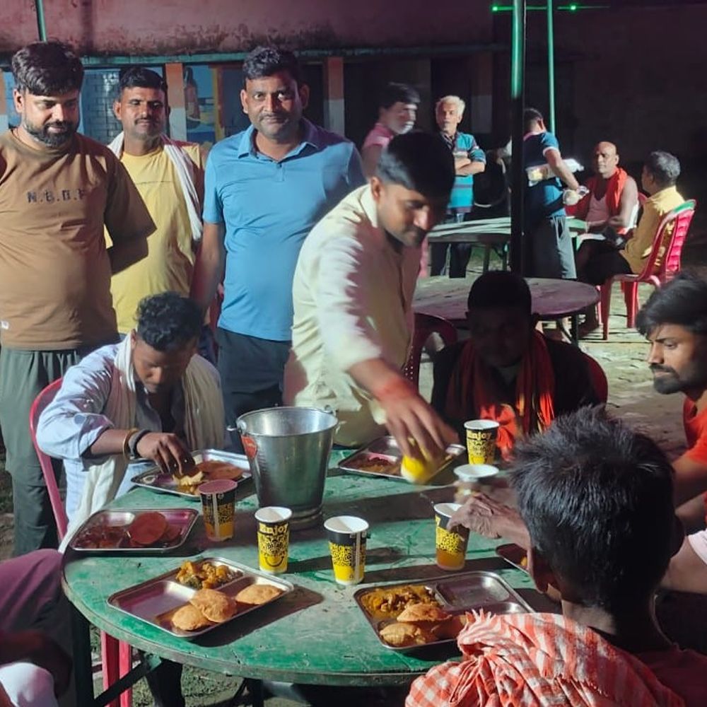 गोपालगंज-300 लोगों के लिए शुरू हुआ राहत कैंप:जागीरीटोला के मंगुराहा मिडिल स्कूल में प्रभावित परिवारों को भोजन,प्रशासन अलर्ट