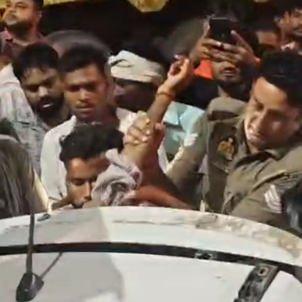 कार डिवाइडर से टकराई, 2 युवकों की मौत; 3 घायल:बदायूं के मथुरा-बरेली हाईवे पर हुआ हादसा, ढाबे से खाना खाकर लौट रहे थे