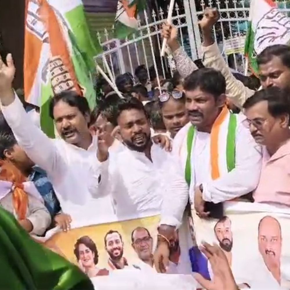 बेतिया में कांग्रेस का प्रदर्शन, CEC को हटाने की मांग:हरिवाटिका से कलेक्ट्रेट चौक तक निकाला मार्च, मतदाता सूची में बदलाव पर आपत्ति