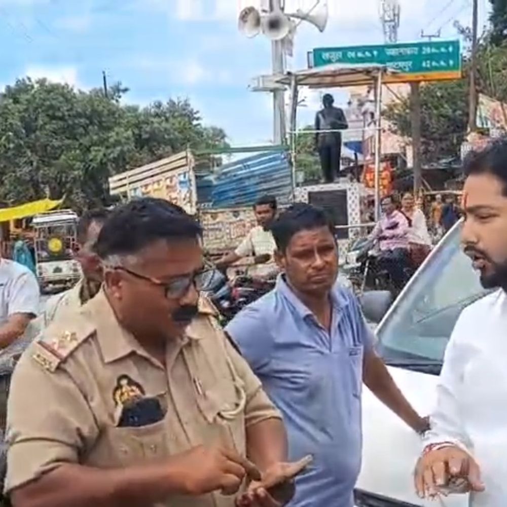 फतेहपुर में भाजपा नेता की कार के चालान पर नोकझोंक:टीएसआई से भिड़े पदाधिकारी, भीड़ जुटी