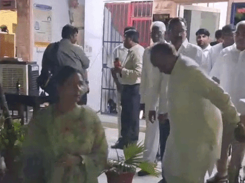 महिला पार्षद के ससुर का आरोप-परिवार को बंदी बनाकर रखा:देर रात एयरपोर्ट थाने पहुंचे कांग्रेस नेता, बोले-हमारे बने हुए बोर्ड को बिगाड़ रही बीजेपी