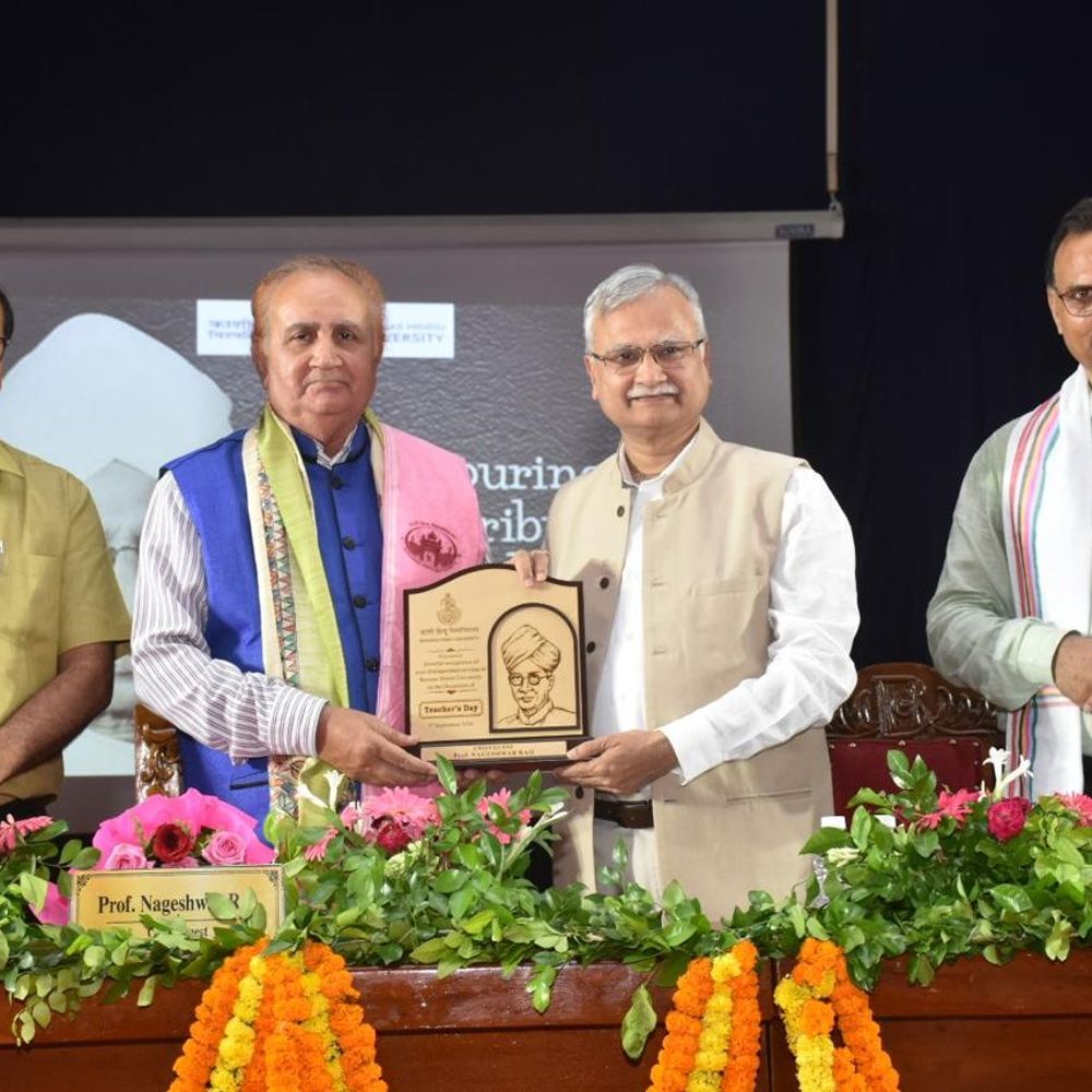 बीएचयू में सेवानिवृत्त शिक्षकों का सम्मान:स्वतंत्रता भवन में 14 शिक्षाविदों को योगदान के लिए सम्मानित किया गया
