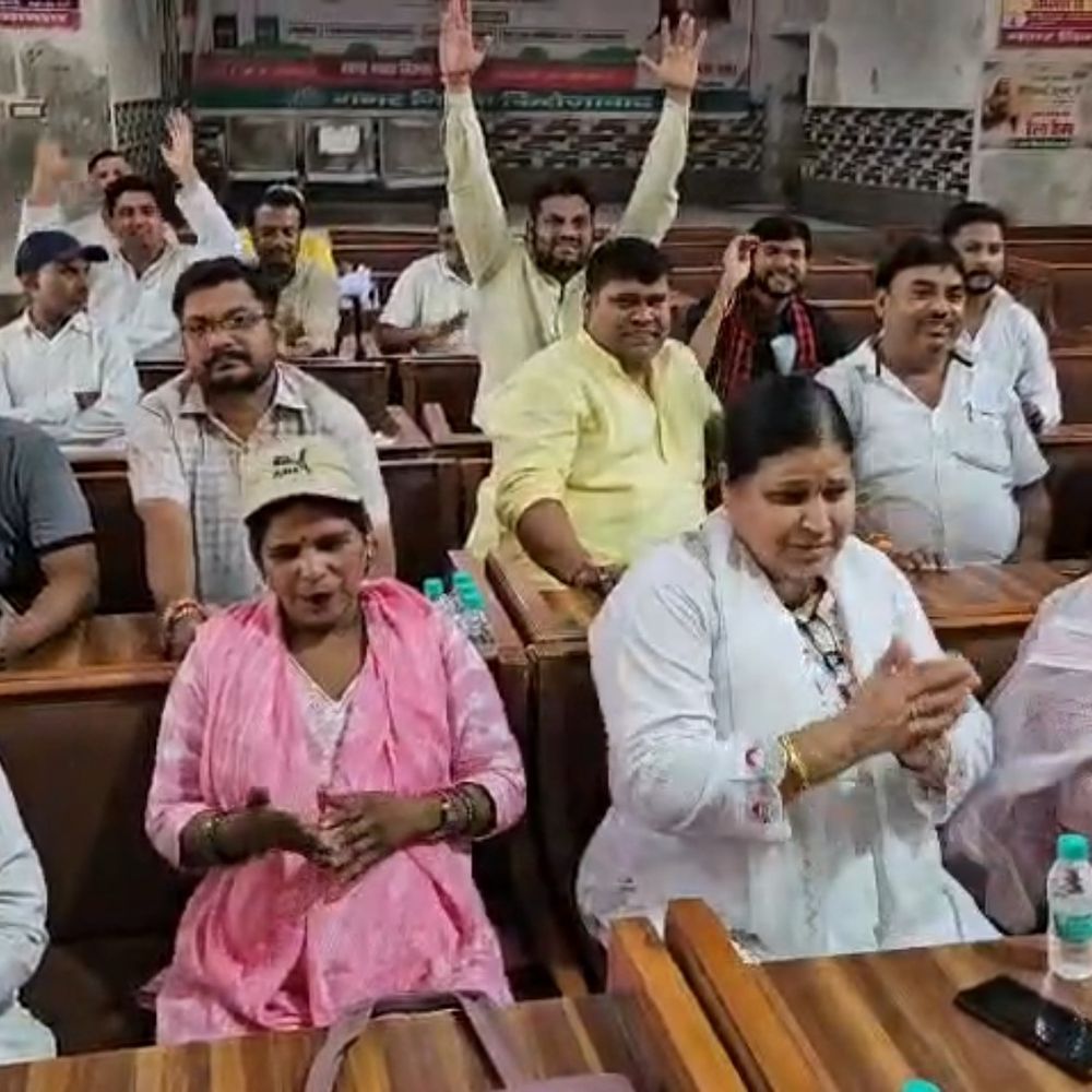 फिरोजाबाद में पार्षदों ने खुद बुलाई सदन की बैठक:नगर निगम प्रशासन के खिलाफ एकजुट हुए सपा, भाजपा, बसपा और कांग्रेस के पार्षद, वार्डों की समस्याएं उठाईं