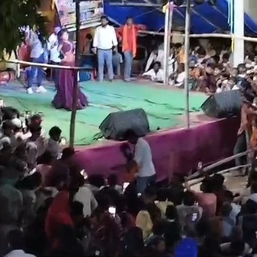 सीतामढ़ी के सरकारी स्कूल में बार बालाओं का अश्लील डांस:गणेश पूजा मेले में मुख्यमंत्री की तस्वीर के पास अश्लील गानों पर नाची डांसर