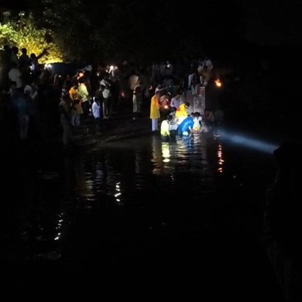 मोबाइल और टॉर्च की रोशनी में गणेश प्रतिमाओं का विसर्जन:गोंडा के सरयू कटरा घाट पर अंधेरे में हुआ विसर्जन, पुलिसकर्मी दिखे, अन्य अधिकारी गायब