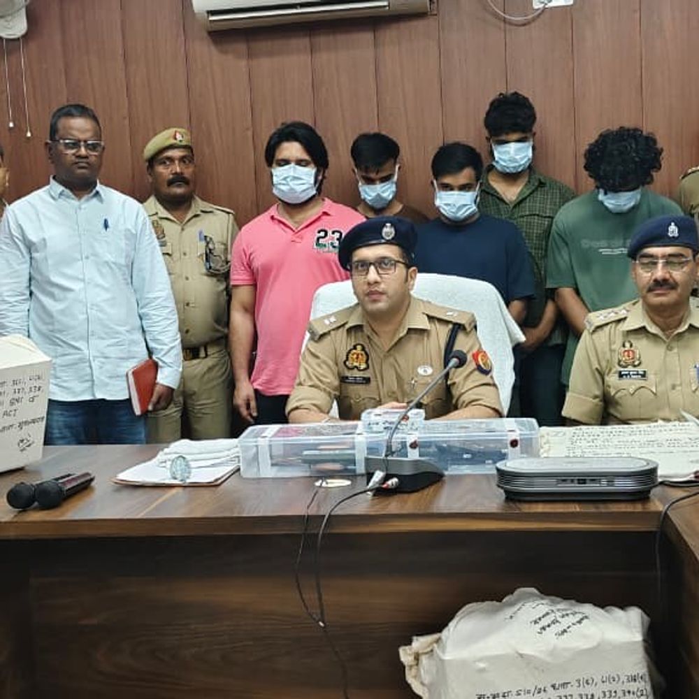 चंदौली में जापानी नागरिकों से ठगी करने वाले 5 गिरफ्तार:फर्जी साइबर कॉल सेंटर का संचालन, 9 लाख रुपए वाले दो बैंक खाते फ्रीज