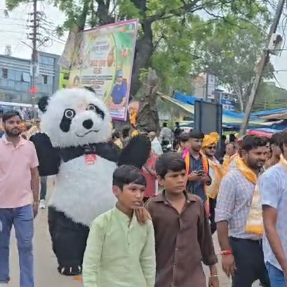 एटा में श्रीकृष्ण जन्माष्टमी पर निकली भव्य शोभायात्रा:मनमोहक झांकियां दिखीं, लोगों का पगड़ी-पटका और माला पहनाकर स्वागत हुआ