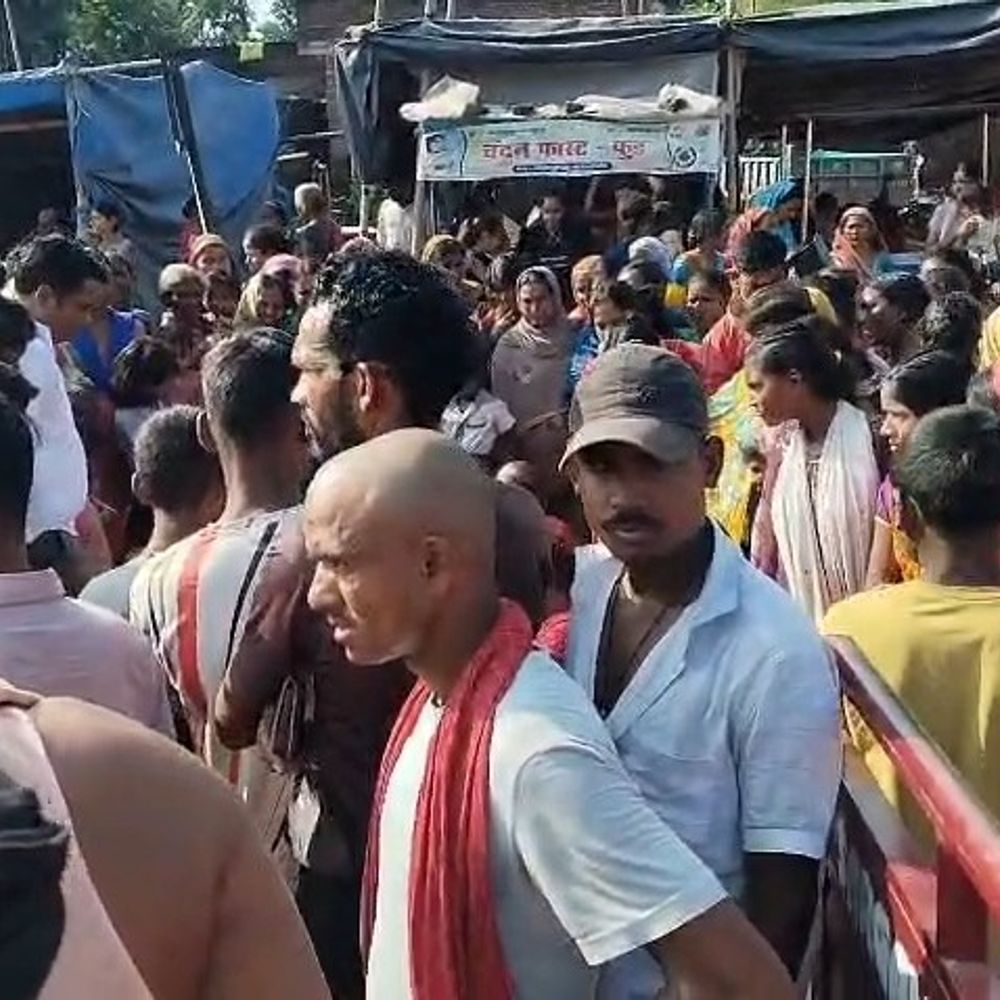 जमीन विवाद में मारपीट, युवक की पीट-पीटकर हत्या का आरोप:नवादा में शव रख सड़क जाम, हॉस्पिटल पहुंचते ही गई जान
