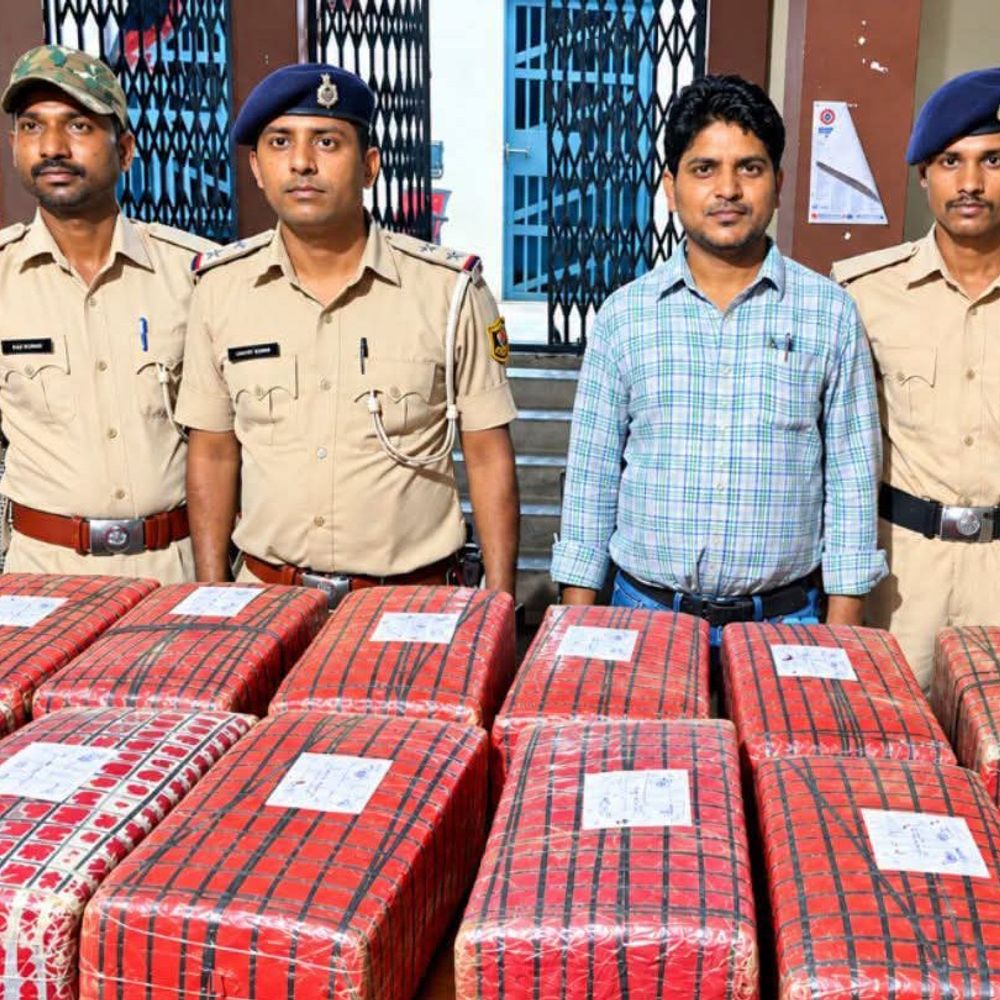 सोनबरसा में आम के बगीचे से 140 किलो गांजा बरामद:पुलिस को चकमा देकर तस्कर भागे, NDPS एक्ट में केस दर्ज