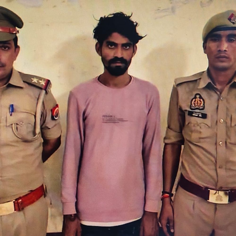 चंदौली में 50 हजार का इनामी लुटेरा पकड़ा गया:कोयला लदे ट्रक लूट मामले में था फरार, कई जिलों में 9 केस दर्ज