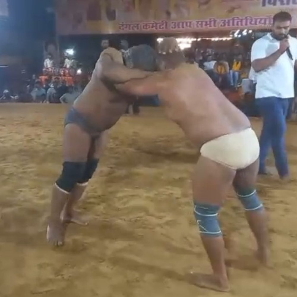 हाथरस में कुश्ती, दो बड़े मुकाबले बराबरी पर छूटे:61-61 हजार रुपये की इनामी कुश्तियां, पहलवानों ने देर रात तक जोर आजमाया