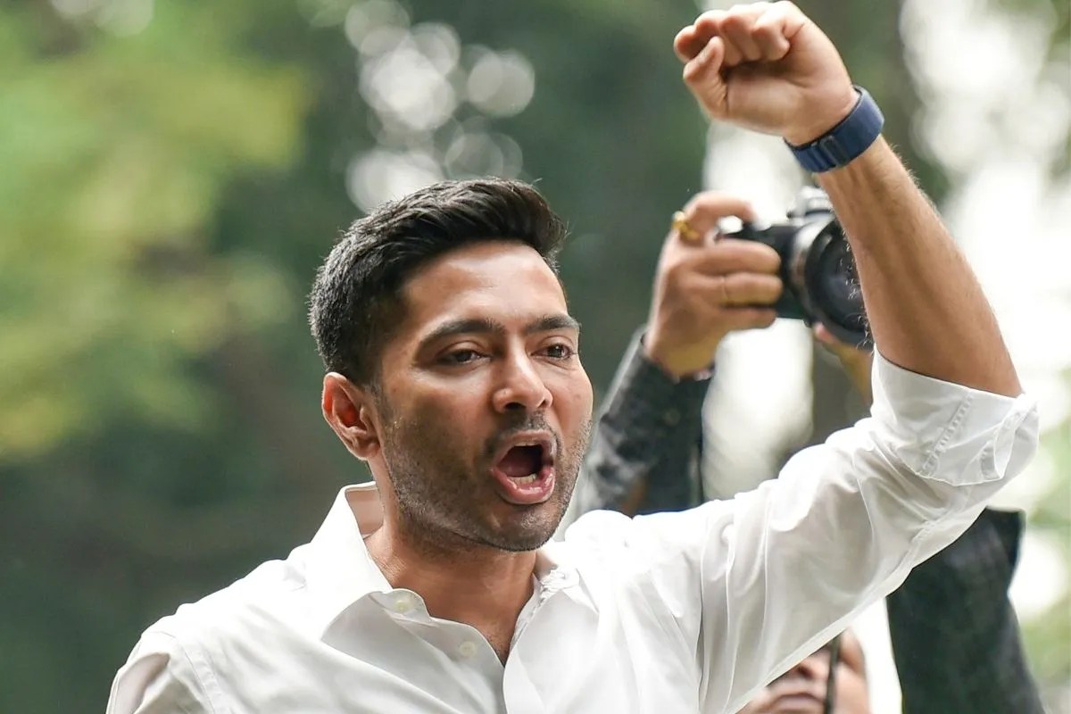 होर्डिंग हटाने पर बवाल के बाद थाने पहुंचे अभिषेक बनर्जी, बाहर जुटे समर्थक; 14 गिरफ्तार, अब डेरेक ओ’ब्रायन की बारी