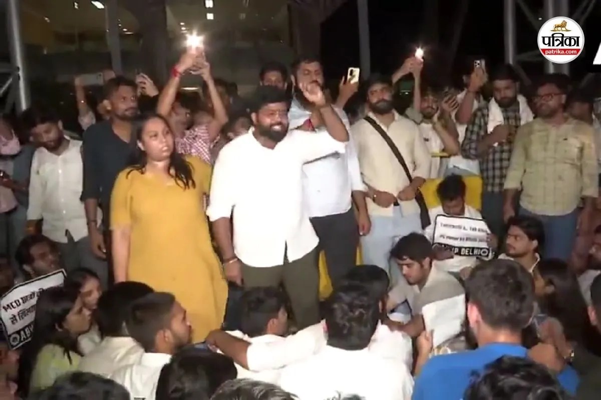 सत्य निकेतन बिल्डिंग हादसा: MCD दफ्तर के बाहर ABVP का प्रदर्शन, कमिश्नर और मेयर के इस्तीफे की मांग