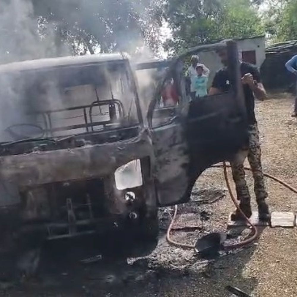खड़ी स्कूली वैन में चाबी घुमाते ही उठीं लपटें:पन्ना में घर के बाहर खड़ी टाटा मैजिक धू-धू कर जली; शॉर्ट सर्किट की आशंका