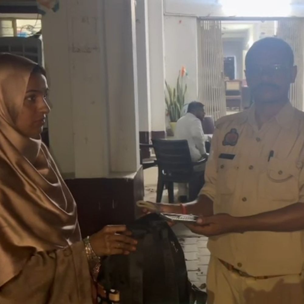 ई-रिक्शा में छूटा महिला का बैग 20 मिनट में मिला:फतेहपुर कोतवाली पुलिस ने CCTV फुटेज से ट्रेस कर सुरक्षित लौटाया