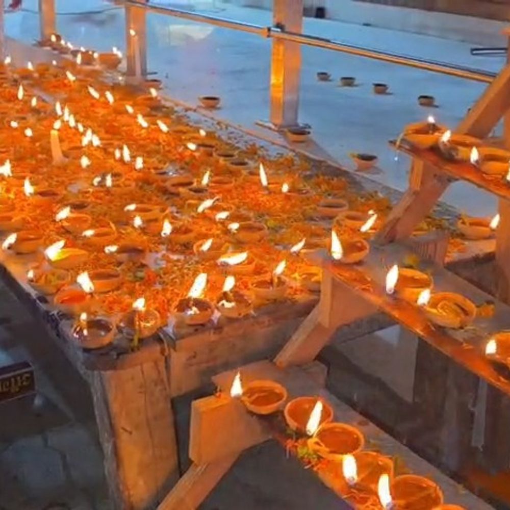 पुनौरा धाम में 5100 दीपों से जगमगाया जानकी मंदिर:सीतामढ़ी में PM के जन्मदिन पर भाजपा ने किया दीपोत्सव,’सेवा-संकल्प का दिन’