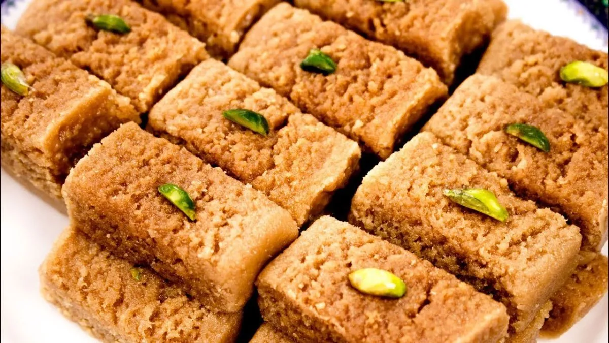 घर पर मिल्क केक कैसे बनाएं? इस तरह बनाएं मुंह में मक्खन की तरह घुलने वाली मिठाई, नोट करें रेसिपी
