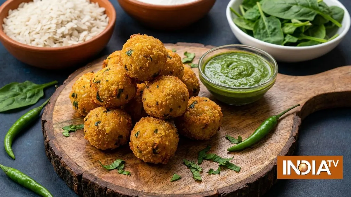 भीगा पोहा,  पालक और हरी मिर्च पीसकर बनाएं ये स्वादिष्ट नाश्ता, नोट कर लें पोहा चीज़ पॉपर्स की आसान सी रेसिपी
