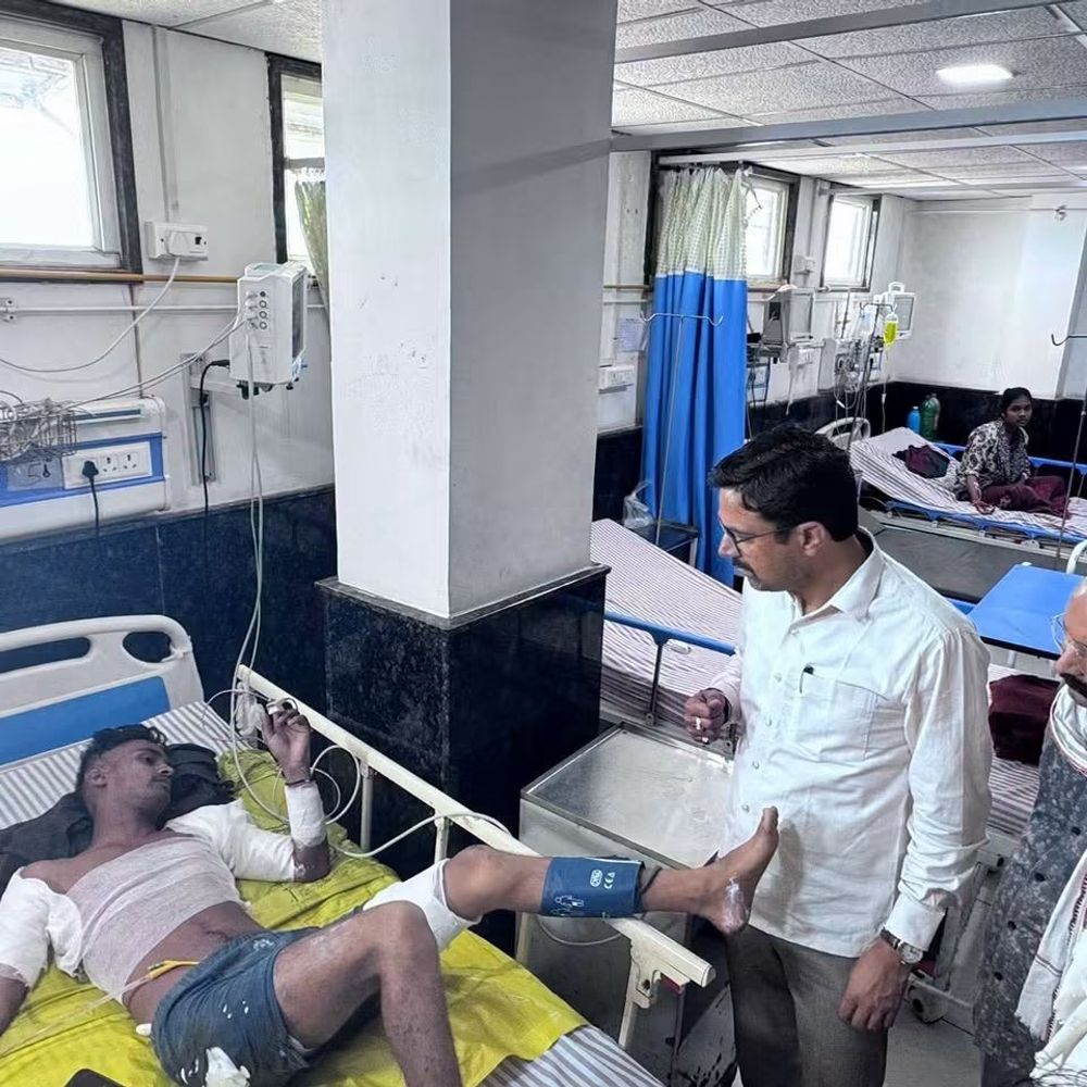 11 केवी लाइन से टकराई ट्रैक्टर की मशीन:करंट लगने से 3 किसान झुलसे, ट्यूबवेल की मोटर निकालते समय हादसा