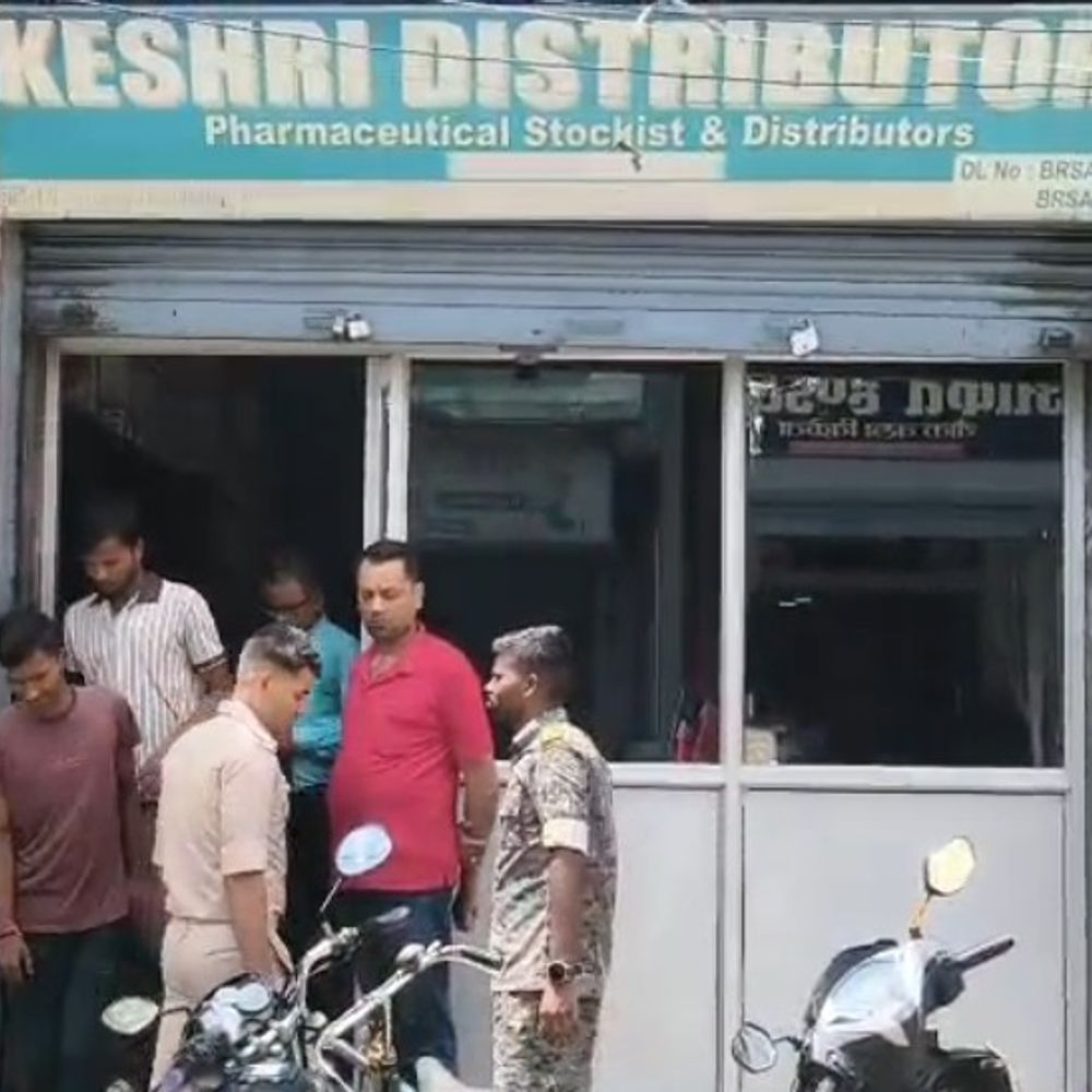 कैश समेत डेढ़ लाख के सामान ले गए चोर:सहरसा के कपड़ापट्टी में मेडिकल स्टोर का शटर तोड़ चोरी, CCTV में आरोपी रिकॉर्ड