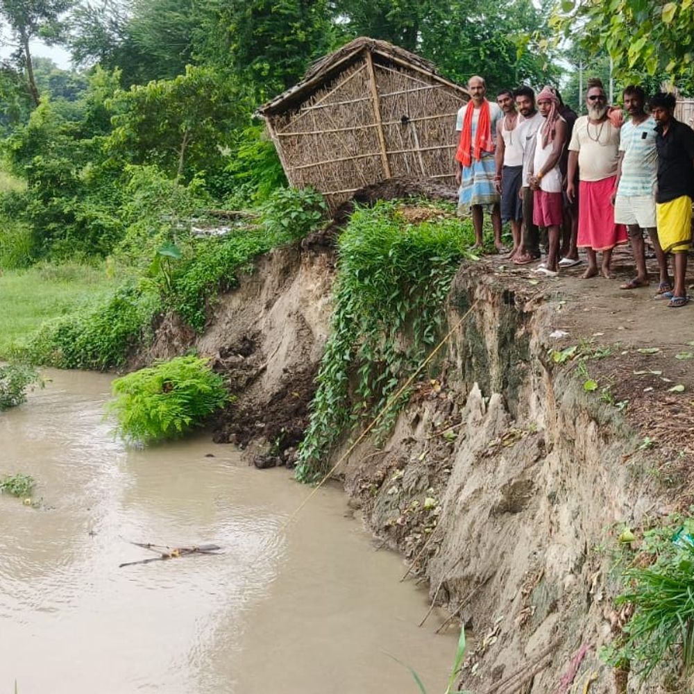 बाढ़-कटाव से लोग परेशान, घरों से निकलने नाव की मदद:खगड़िया में घरों में घुसा पानी, 2 साल में नदी गांव के 50 मीटर करीब