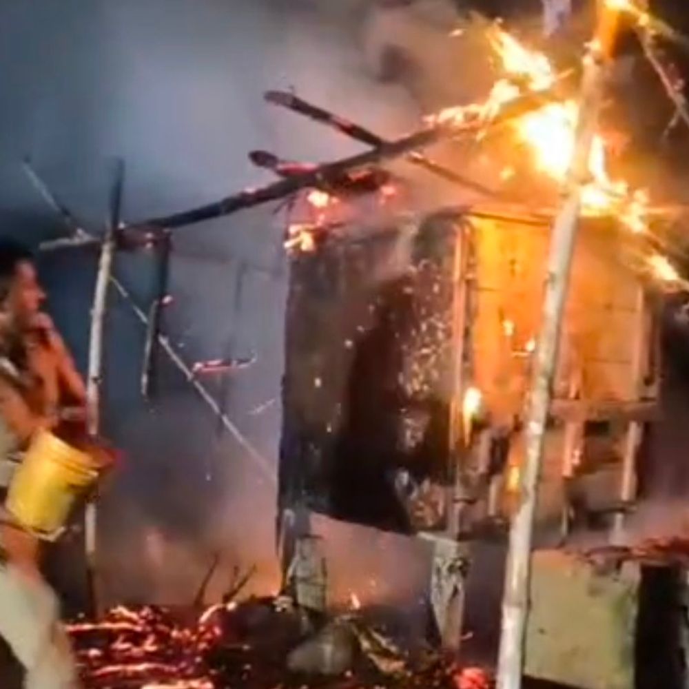 गश्त कर रही पुलिस ने गुमटी की आग बुझाई:कौशांबी में आस-पास की दुकानें जलने से बचाई, एसपी ने पुलिसकर्मियों को सराहा