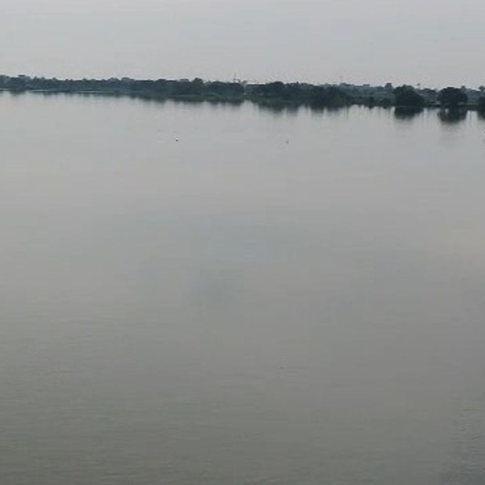 नुआंव में बाढ़ से गांवों में घुसा पानी;नाव-SDRF की मांग:मूसाखाड़ से पानी छोड़ने पर पजरॉव-सोनवर्षा में हालत खराब,उफान पर कर्मनाशा-गंगा