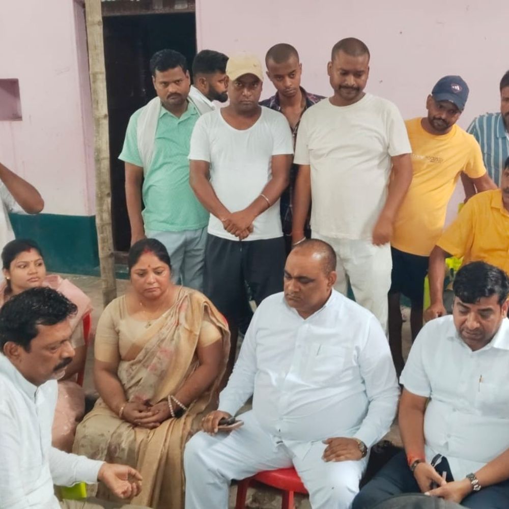 पीयूष हत्याकांड-नवादा में तनाव,पीड़ित परिवार से मिले RJD नेता:जिलाध्यक्ष-पूर्व प्रत्याशी पहुंचे, आरोपियों की गिरफ्तारी की मांग