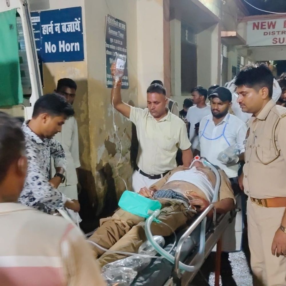 सुल्तानपुर में डायल 112 ड्राइवर हादसे में घायल:गाड़ी स्लिप होने से हुआ हादसा, लखनऊ ट्रॉमा सेंटर रेफर