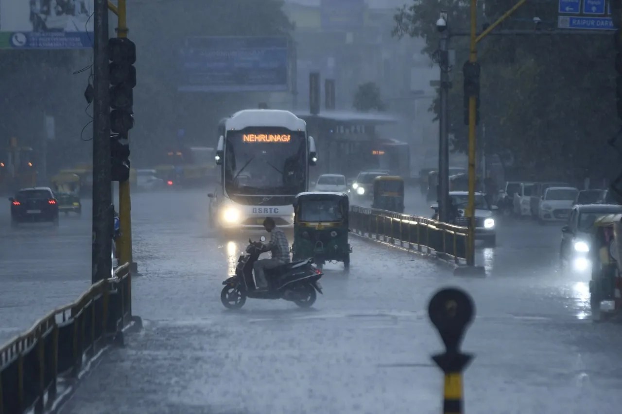 ahmedabad शहर में दोपहर बाद तेज हवा के साथ बारिश, सरखेज में पौने दो इंच