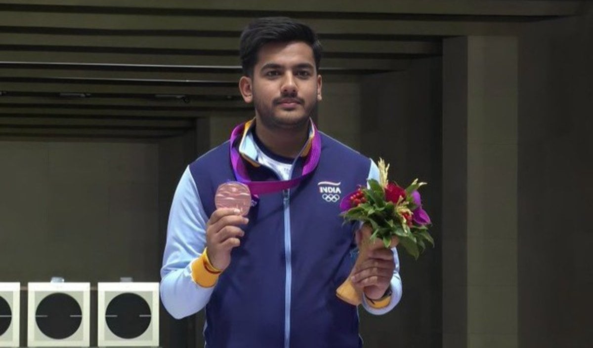 Aishwary Tomar, Niraj Kumar और Rudrankksh Patil की भारतीय Shooting Team ने जीता Silver