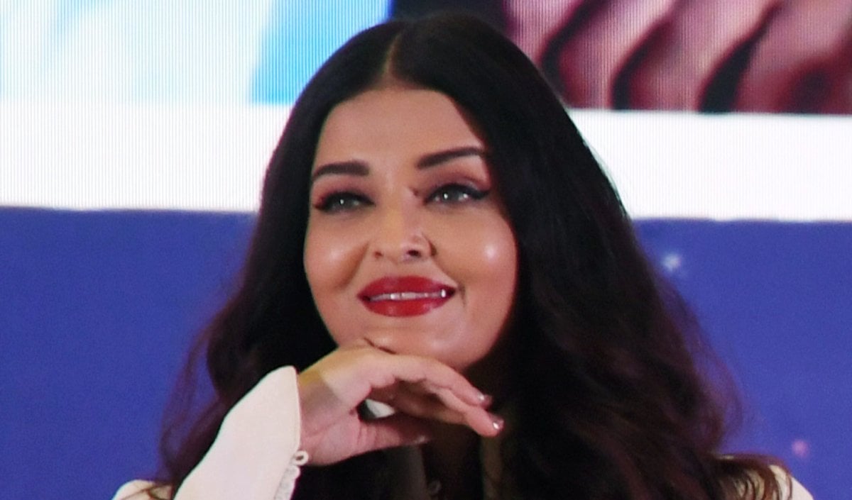 Paris Fashion Week 2026 में Aishwarya Rai Bachchan का विंटेज जलवा! वेलवेट और क्रिस्टल आउटफिट में बिखेरा पुरानी दुनिया का ग्लैमर
