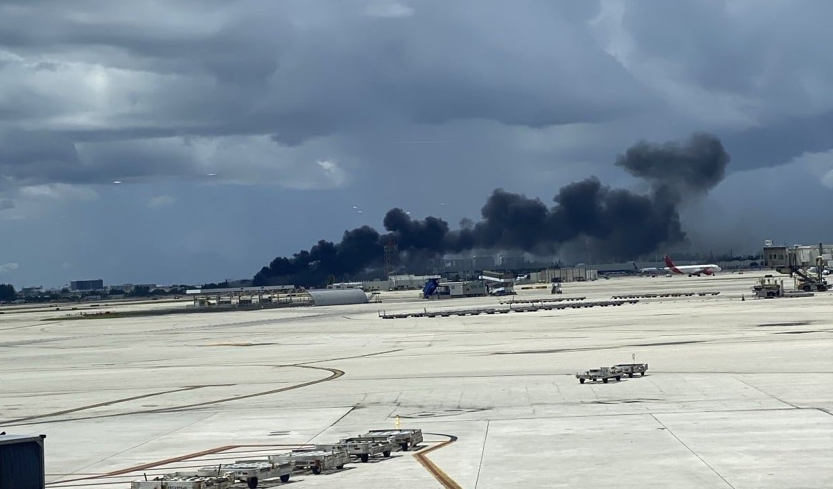 Miami Airport पर Amazon Cargo Plane हादसे की जांच तेज, Black Box मिला; मलबे में तब्दील हुए कई वाहन