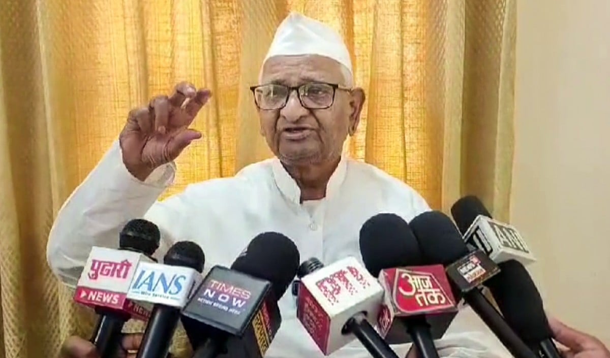 आराम से खा-पी रहे हैं Anna Hazare, Doctors बोले- हालत अभी Stable, Mumbai में इलाज जारी