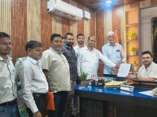 कर्मचारियों ने अवकाश के दिन गैर-आपातकालीन ड्यूटी का किया विरोध:मुख्यमंत्री के नाम ज्ञापन सौंपा, सभी गैर-आपातकालीन अभियानों का बहिष्कार करने का फैसला